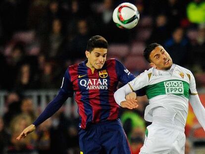 Bartra disputa un bal&oacute;n a&eacute;reo con Herrera, del Elche. 