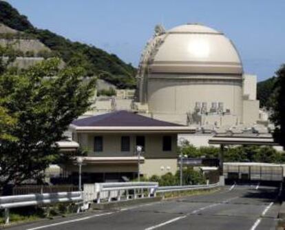 Foto de archivo del 11 de agosto de 2004 que muestra una vista general de la central nuclear de Oi, en la prefectura de Fukui, centro de Japón. Kansai Electric Power (KEPCO), operadora de Oi, que ha reanudado este miércoles 18 de julio, la unidad número 4 de la planta. EFE/Archivo