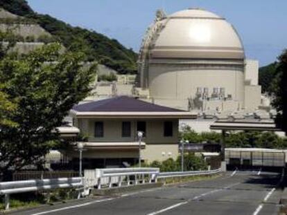 Foto de archivo del 11 de agosto de 2004 que muestra una vista general de la central nuclear de Oi, en la prefectura de Fukui, centro de Japón. Kansai Electric Power (KEPCO), operadora de Oi, que ha reanudado este miércoles 18 de julio, la unidad número 4 de la planta. EFE/Archivo