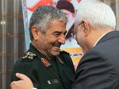 El ministro iraní de Exteriores, abrazando al general Mohammad Ali Jafari, jefe de los Guardianes de la Revolución (Pasdarán), esta semana.
