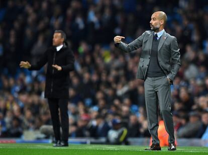 Josep Guardiola entrenador del Manchester City da instrucciones a sus jugadrers en presencia de Luis Enrrique, estrenador del Barcelona.