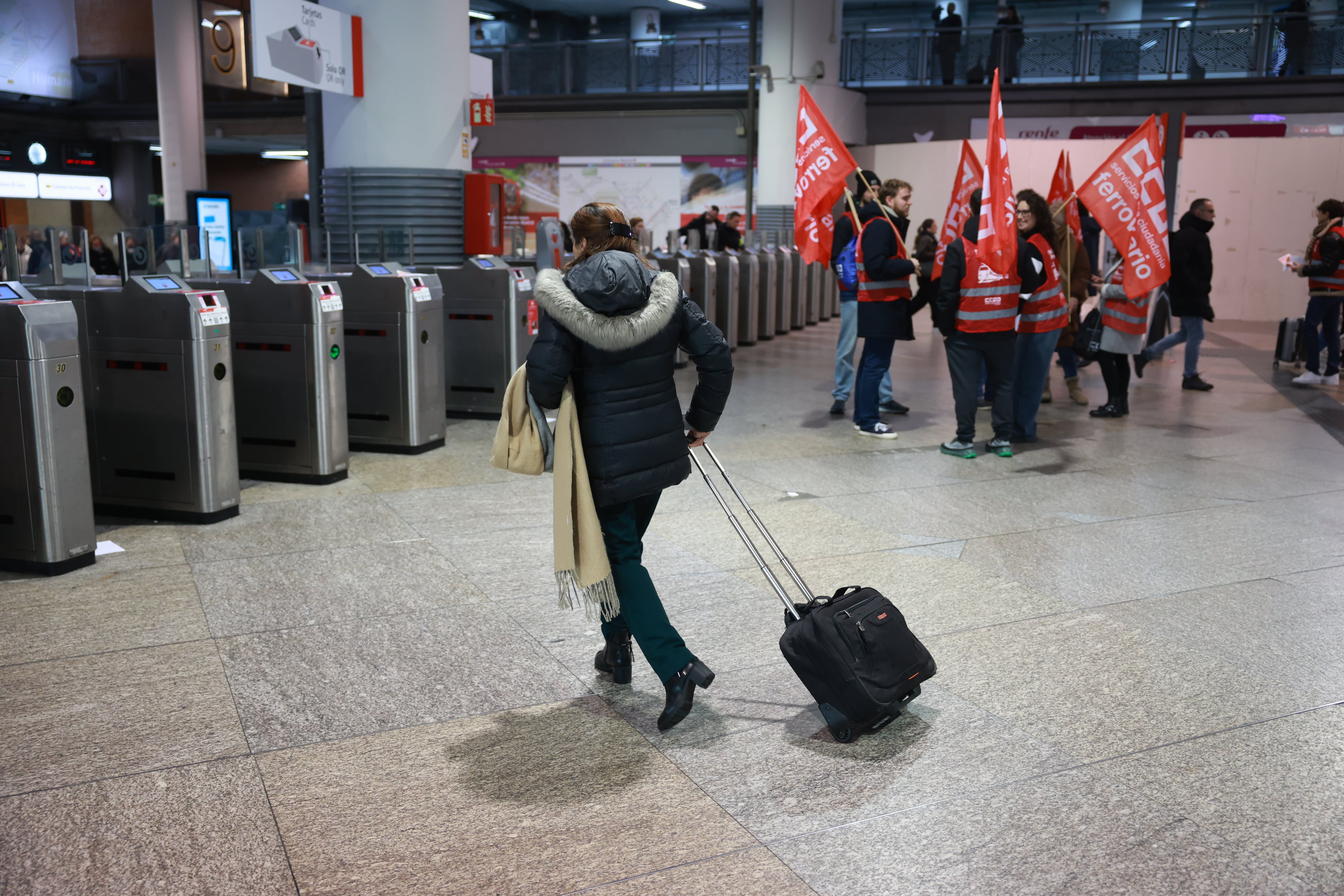 Una viajera, en la estación de Atocha de Madrid durante la jornada de huelga este lunes. 
