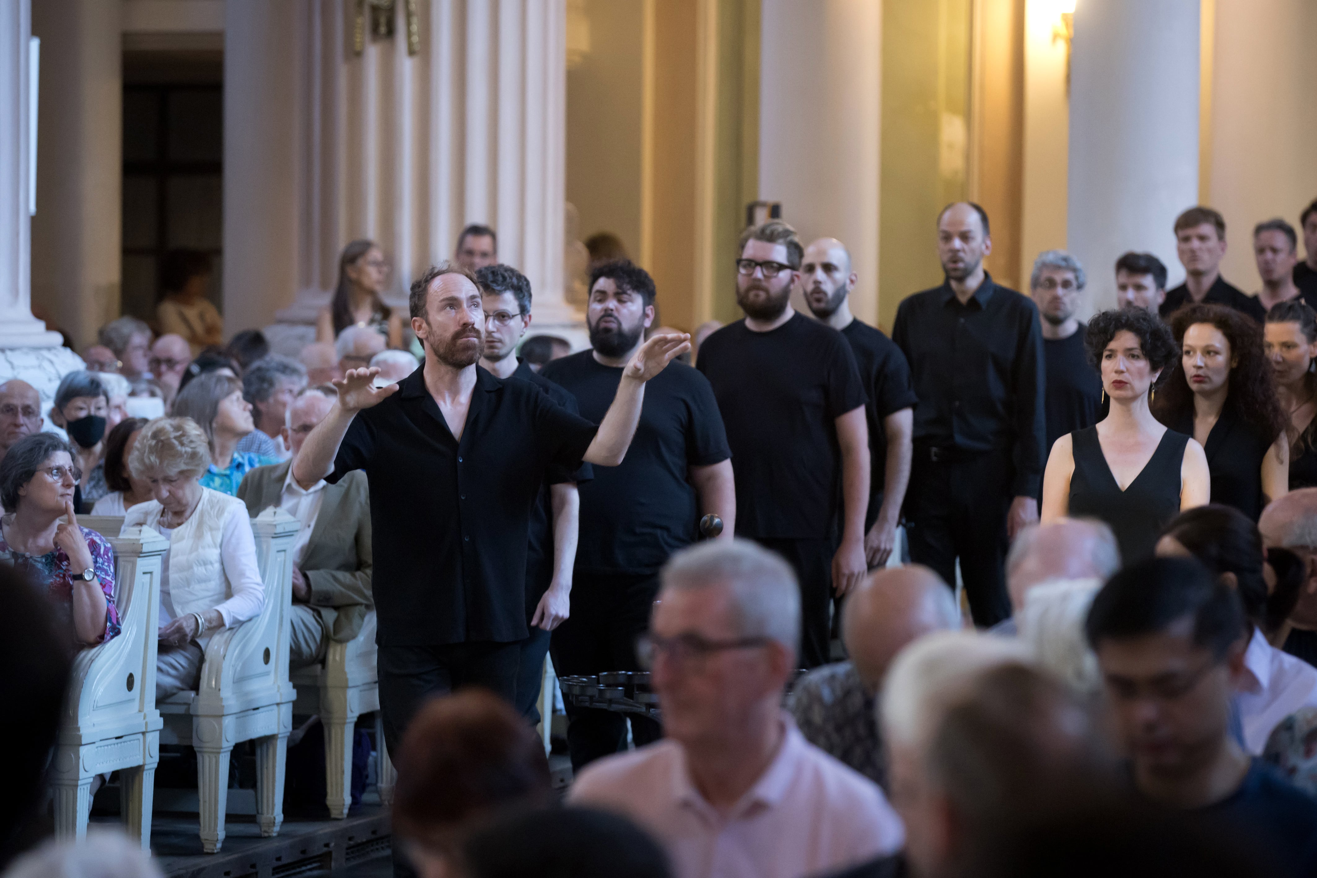 Simon-Pierre Bestion procesiona con sus cantantes por la Nikolaikirche cantando el himno de Lutero ‘Mit Fried und Freud ich fahr dahin’.