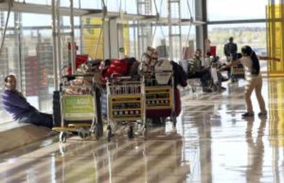 Viajeros en la T-4 del aeropuerto de Barajas de Madrid. EFE/Archivo