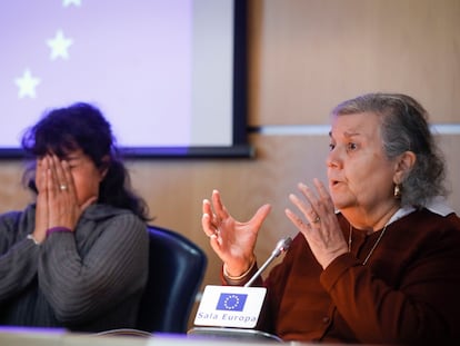 María Yolanda Cobos (derecha) y Manuela Grande, abuelas de varios de los niños repatriados desde Siria, este jueves en Madrid.