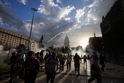 Los grupos más organizados se negaron a volver a casa y decidieron marchar por la avenida de Mayo hasta Casa Rosada, sede del Gobierno argentino. 