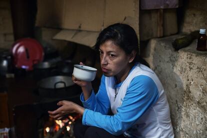 María Jacinta Cuchillo Tunubalá es lideresa indígena en Silvia (departamento del Cauca). A sus 39 años, es parte fundamental de EnRedArte, la red de tejedoras de La Casa del Agua (Agencia para el Desarrollo Económico Local) de cinco municipios de la zona. Ella controla la calidad de los productos que elaboran las artesanas y el ritmo de entrega. Jacinta cuenta que ella creció y vivió durante años como "mestiza", pero un buen día de finales de los noventa decidió recorrer el camino inverso hacia sus orígenes étnicos. Ahora vive según las tradiciones de la cultura misak y hasta enseña a los guambianos más jóvenes a recuperar su historia y tradiciones. Cada día, antes de las tareas, desayuna la típica agua de panela en la cocina de su casa (en la imagen).