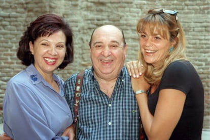 El actor Juanito Navarro, entre Ascensión González y Marta Valverde, en la presentación de la zarzuela 'El asombro de Damasco', en 1998.