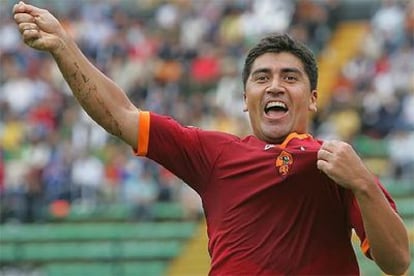 Pizarro celebra un gol con el Roma.