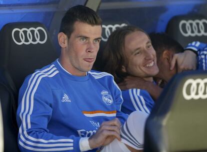 Bale, en el banquillo, junto a Modric.