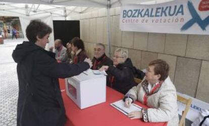 Una mujer vota en San Sebastián.