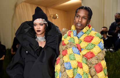 Rihanna, y su pareja, pareja A$AP Rocky, a su llegafa a la gala del MET este lunes en Nueva York.