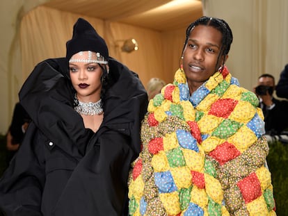 Rihanna, y su pareja, pareja A$AP Rocky, a su llegafa a la gala del MET este lunes en Nueva York.