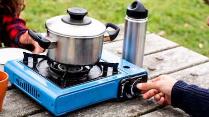 Una cocina de camping gas permite cocinar fácilmente mientras se disfruta de un entorno natural.