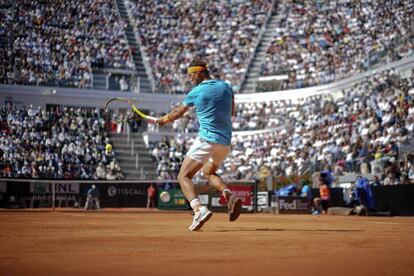 Nadal golpea la bola durante el partido contra Verdasco.