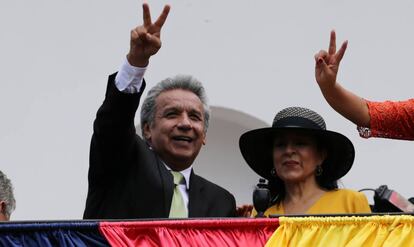 Lenín Moreno con su esposa, Rocío González, ayer en Quito.