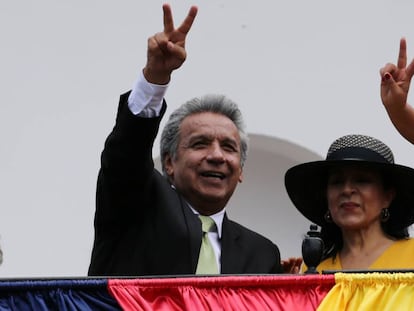 Lenín Moreno con su esposa, Rocío González, ayer en Quito.