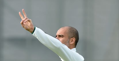 Guardiola da instrucciones durante el entrenamiento.