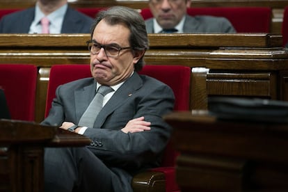 El presidente de la Generalitat en funciones, Artur Mas, sigue el debate en el Parlament.