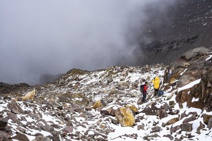 Los investigadores Hugo Delgado y Robin Campion, de la Universidad Nacional Autónoma de México, caminan en el ahora extinto glaciar de Ayoloco, en el volcán Iztaccíhuatl, en México, el 14 de mayo de 2021. Los académicos acababan de certificar la desaparición del glaciar y previeron entonces que para 2050 no habrá ninguno de los cinco que todavía existen en este país.