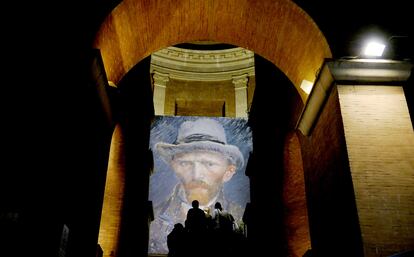 Versión gigante de un autorretrato de Van Gogh en el Museo Vittoriano de Roma, en 2010.