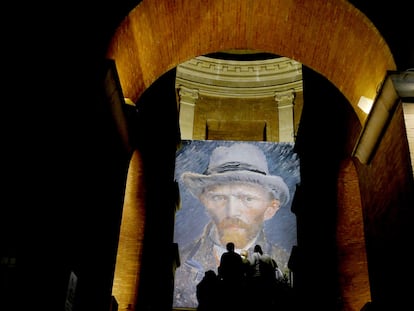 Versión gigante de un autorretrato de Van Gogh en el Museo Vittoriano de Roma, en 2010.