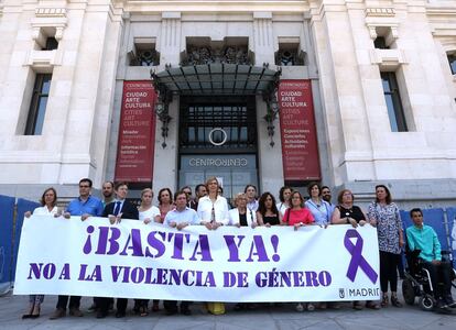 La lacra de la violencia machista también ha marcado la labor de la exalcaldesa, Manuela Carmena. Su compromiso con el feminismo ha sido transversal en su gobierno: hasta en su despedida de Cibeles lo reivindicó. En la imagen, junto a otros concejales, durante el minuto de silencio guardado frente al Ayuntamiento por una víctima de violencia machista en julio de 2017.