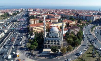 Imagen tomada por un dron de la mezquita central de Avcilar, cuyo minarete ha sido dañado en el terremoto registrado este jueves.