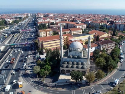 Imagen tomada por un dron de la mezquita central de Avcilar, cuyo minarete ha sido dañado en el terremoto registrado este jueves.