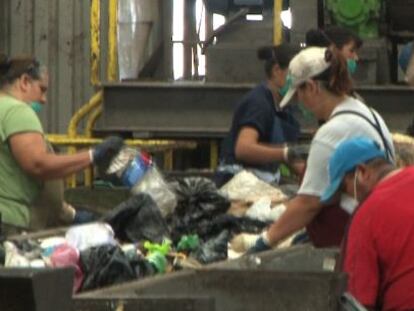 Trabajadores de un centro de recicalje de residuso s&oacute;lidos en Monterrey, M&eacute;xico.