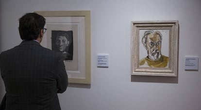 Un hombre contempla 'Cabeza (autorretrato joven)' (1945), de Picasso y, a la derecha, 'Autorretrato' (1972), de Peinado.