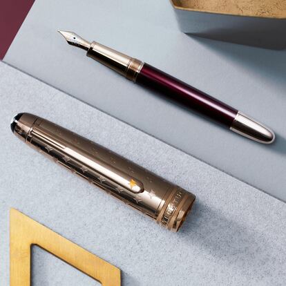 Llega la tercera y última incorporación a la colección de escritura de Montblanc, inspirada en una de las obras literarias más leídas del mundo, 'El Principito'. Primero fue El Zorro, luego El Aviador, y ahora llega El Planeta a la edición especial Meisterstück Le Petit Prince. En contraste con el cuerpo lacado translúcido de color burdeos, el capuchón chapado en oro en tono champán de la Meisterstück Le Petit Prince Doué está grabado con estrellas y el nombre del asteroide B612. El plumín de oro bicolor de 18 quilates está decorado con una rosa. Precio:  1.210 euros