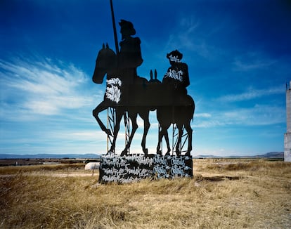 'El Quijote y Sancho', fotografía de Jordi Bernadó recogida en su libro 'Welcome TO ESPAIÑ'.