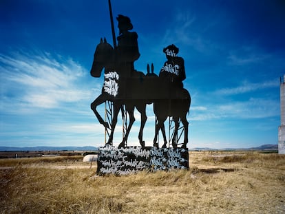 'El Quijote y Sancho', fotografía de Jordi Bernadó recogida en su libro 'Welcome TO ESPAIÑ'.