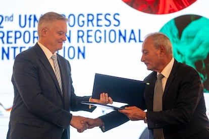 El secretario general de la UpM, Nasser Kamel (d), y el secretario general de la OCDE Mathias Cormann (i), durante la presentación del 2º Informe sobre Integración Regional Euromediterránea.