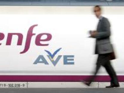 Renfe identificará a partir de mañana a sus clientes de trenes Ave, Larga Distancia y Avant que compren sus billetes por internet, lo que permitirá la atención y comunicación al viajero de forma personalizada, ha informado hoy la operadora ferroviaria. EFE/Archivo