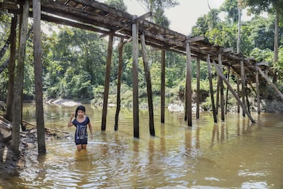 Aryana Adali toma banho em Tacana, um dos milhares de afluentes do Amazonas, na reserva indígena Tikuna-Huitoto de Letícia (Colômbia), ameaçada por derramamentos tóxicos e pesca maciça, que colocam em risco a comida e a saúde de milhões de pessoas que se alimentam dessa água e dos peixes que a habitam.