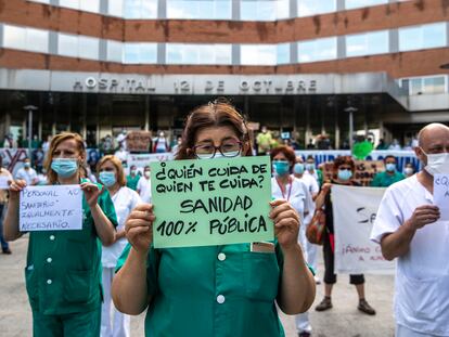 Trabajadores del hospital 12 de Octubre de Madrid protestan en defensa de la sanidad pública.