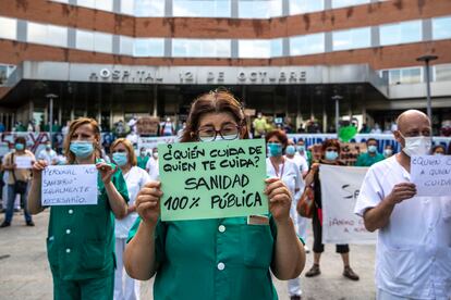 Trabajadores del 12 de Octubre durante una manifestación a las puertas del centro el pasado mayo.