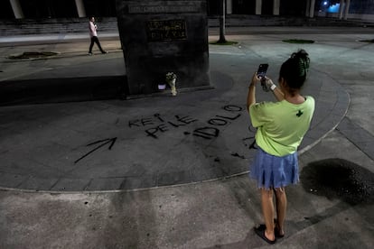 Una mujer fotografa el monumento a los campeones mundiales de 1958 y 1962 afuera del Maracan, en Ro, este jueves.