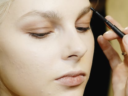 Dos maquilladoras profesionales explican cómo conseguir unas cejas tupidas y naturales con este lápiz de Benefit. GETTY IMAGES.