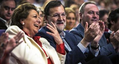 Rajoy, franqueado por Barberá y Fabra, durante el acto en Valencia.