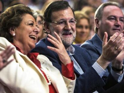 Rajoy, franqueado por Barberá y Fabra, durante el acto en Valencia.