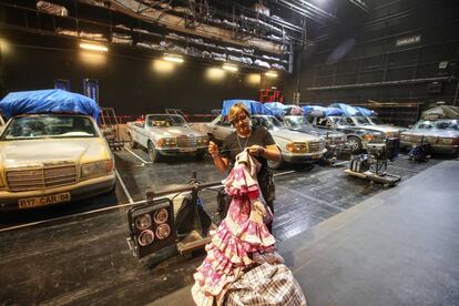 Una costurera repasa tras el escenario uno de los trajes usados en el montaje de 'Carmen'