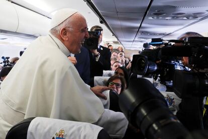 El Papa habla con los medios a bordo del avión en su trayecto hacia Dublín, el 25 de agosto de 2018. 