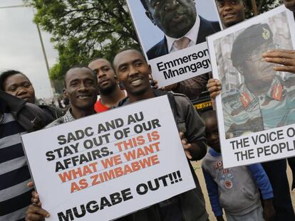 Manifestantes en las calles de Harare piden la salida de Mugabe. 
