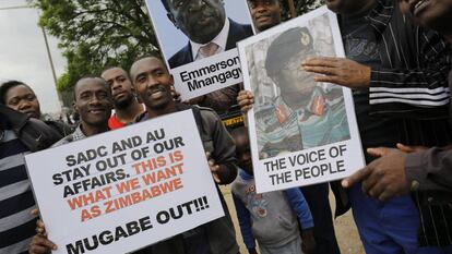 Manifestantes en las calles de Harare piden la salida de Mugabe. 