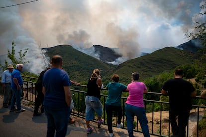 Vecinos de la localidad de Villarubín observan el avance del fuego, en Villarrubín (León), este martes