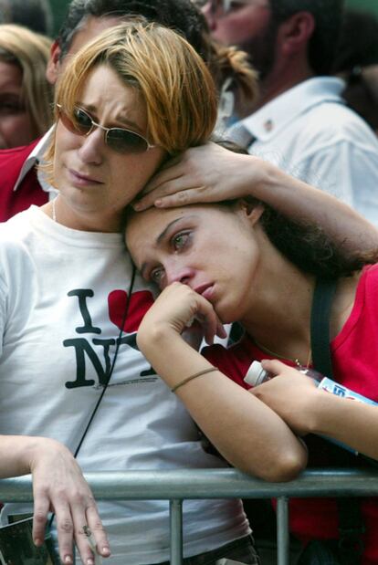 Dos jóvenes, en la zona cero de Manhattan, en el primer aniversario del 11-S.