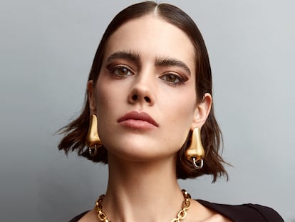 Bustier negro de MAGDA BUTRYM, pendientes de SCHIAPARELLI y gargantilla de SAINT LAURENT. En los ojos, el párpado se redibuja con la paleta 5 Couleurs Couture, humedeciendo el pincel antes de aplicar la sombra para una mayor intensidad 
y precisión, y se remata delineando a ras de las pestañas superiores con el lápiz Diorshow 24h Stylo, ambos de DIOR.